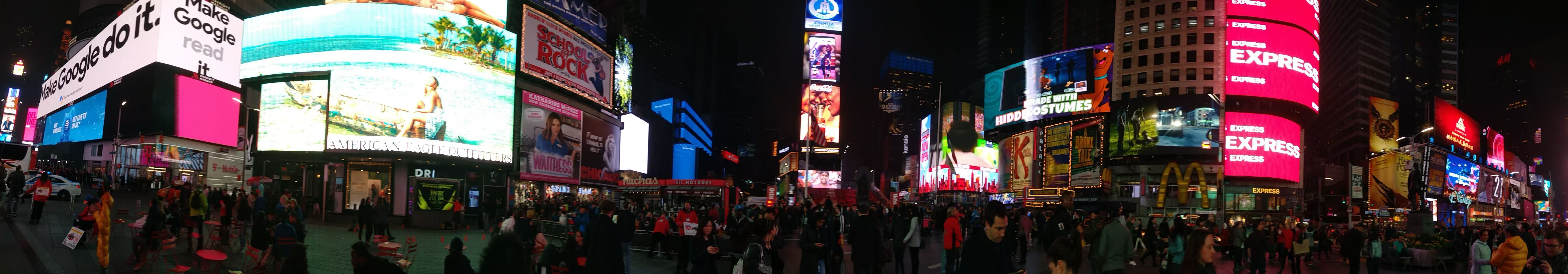 2018年の渡米時に撮影した、夜のタイムズスクエアの街並み